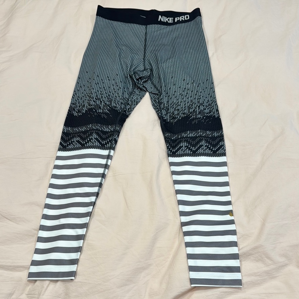 Nike Black and Gray Geometric Leggings